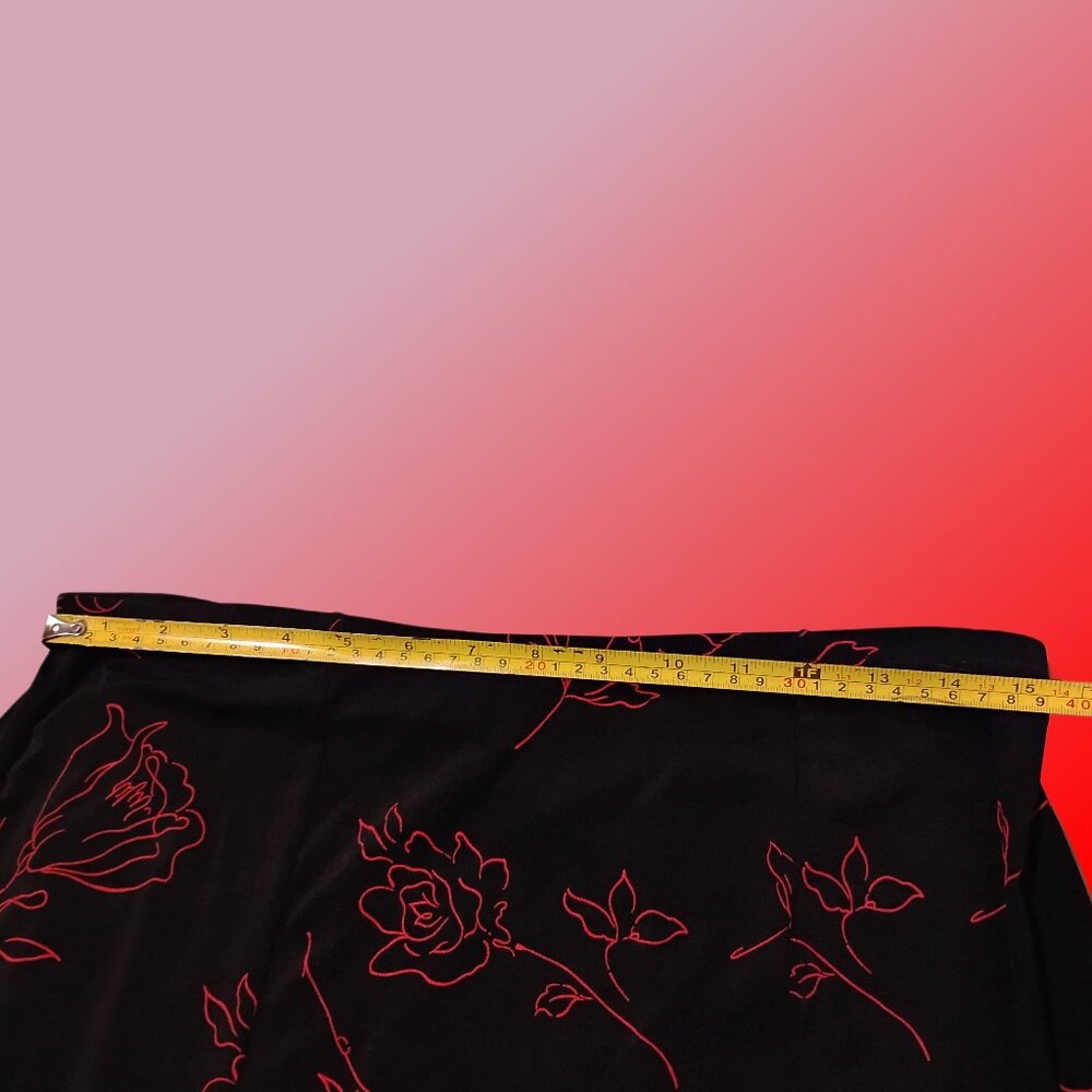 Women's Black Maxi Skirt Red Floral Pattern - Picture 5 of 7